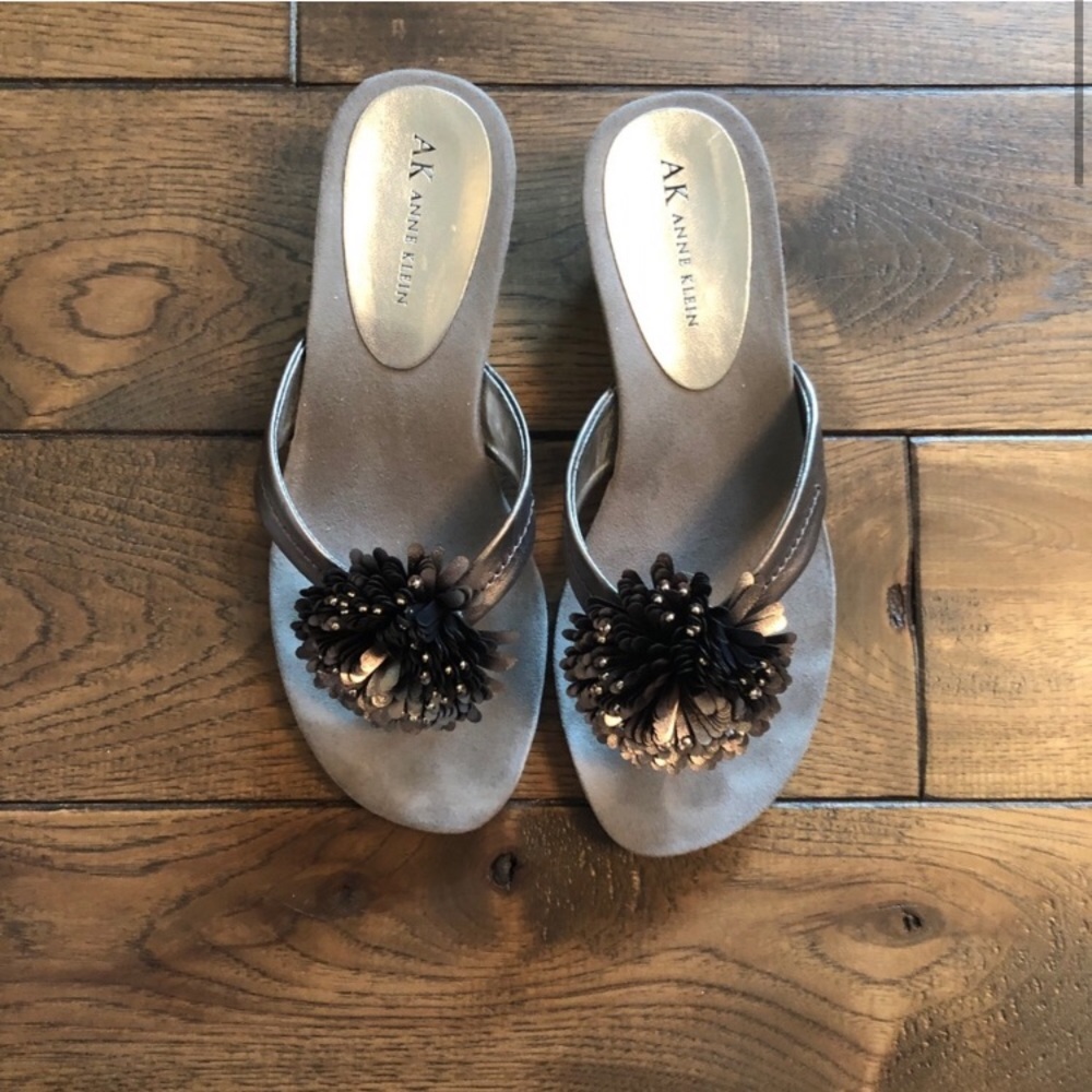 Anne Klein Heeled Flip Flops in Pewter Grey Size 7